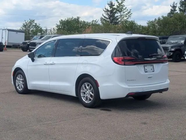 2025 Chrysler Pacifica Select photo 5