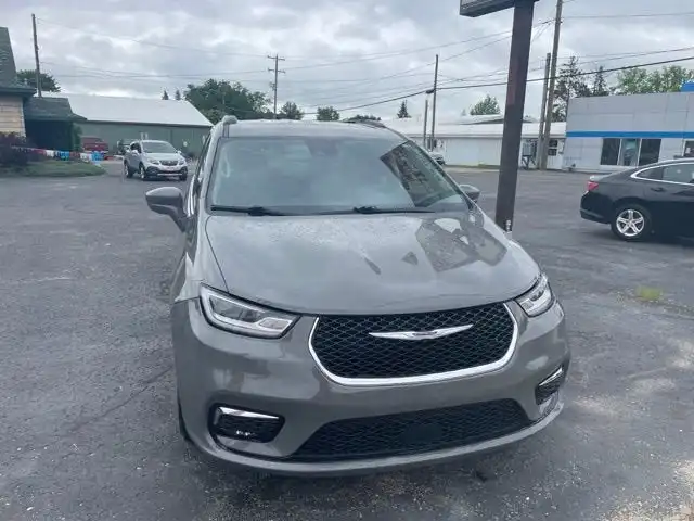 2022 Chrysler Pacifica Touring L's photo