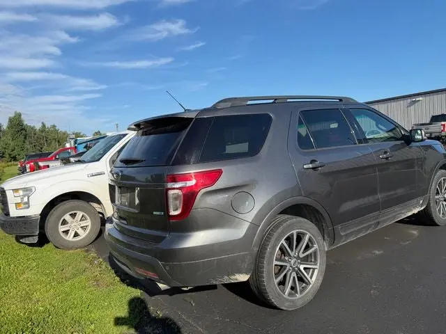 2015 Ford Explorer XLT 4WD photo 4