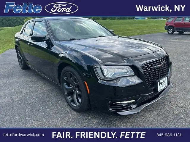 2023 Chrysler 300 S photo 4