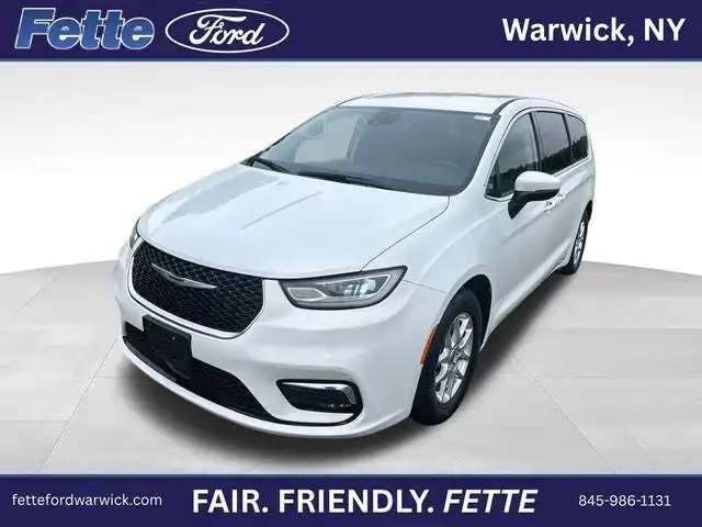 2023 Chrysler Pacifica Touring L's photo