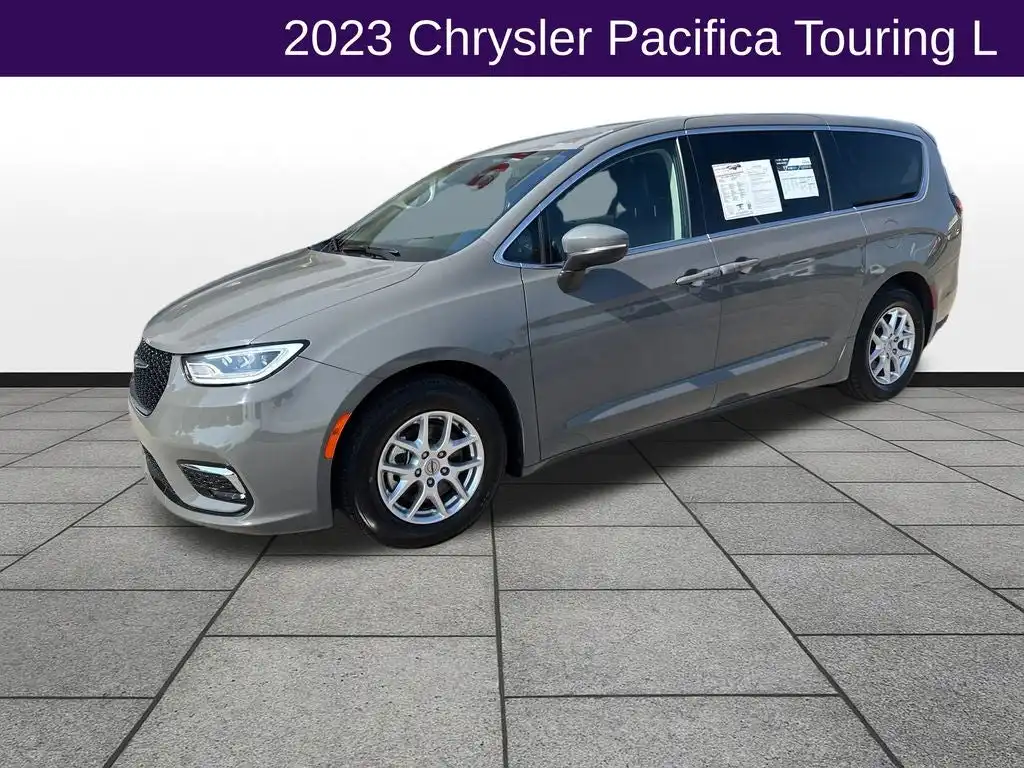 2023 Chrysler Pacifica Touring L's photo