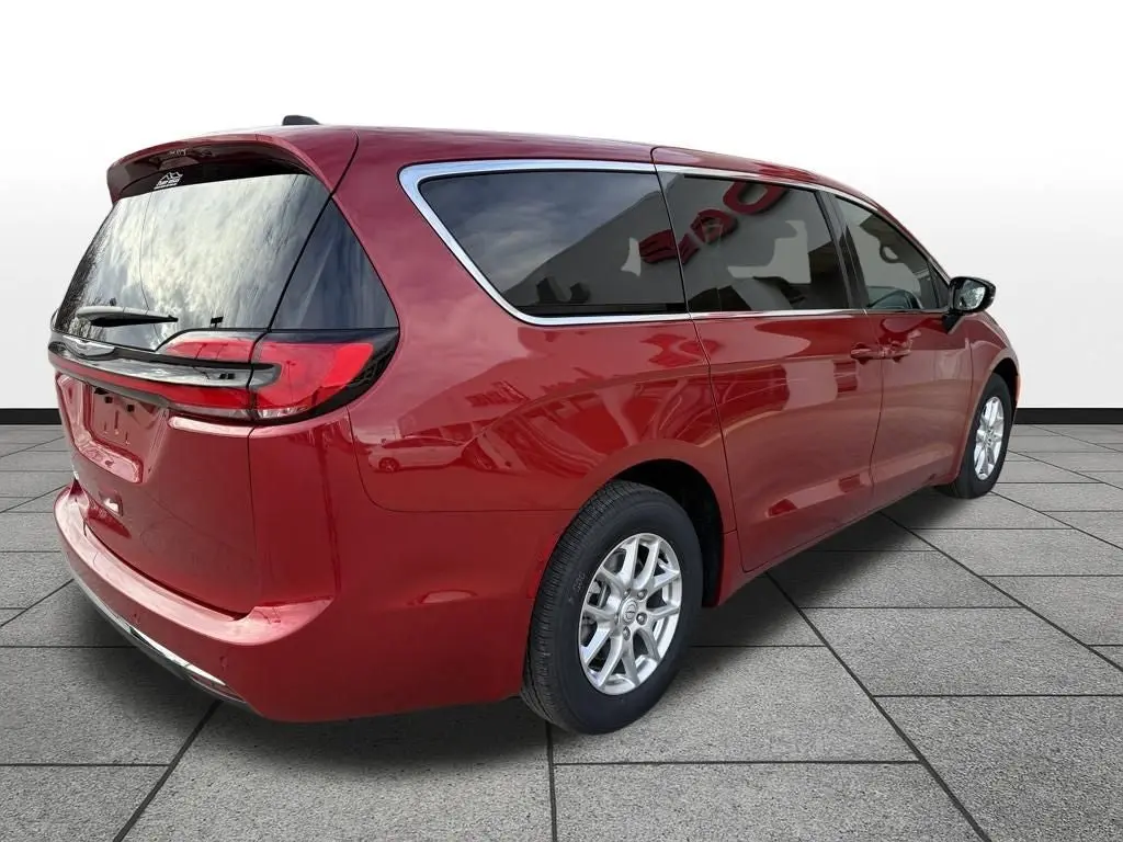 2026 Chrysler Pacifica Select photo 5