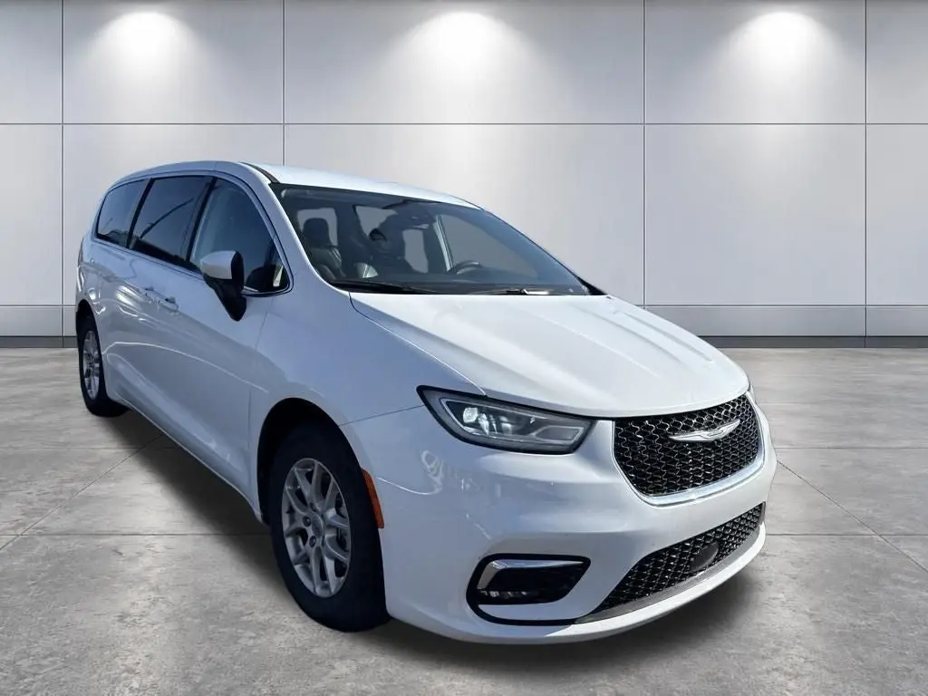 2023 Chrysler Pacifica Touring L photo 3