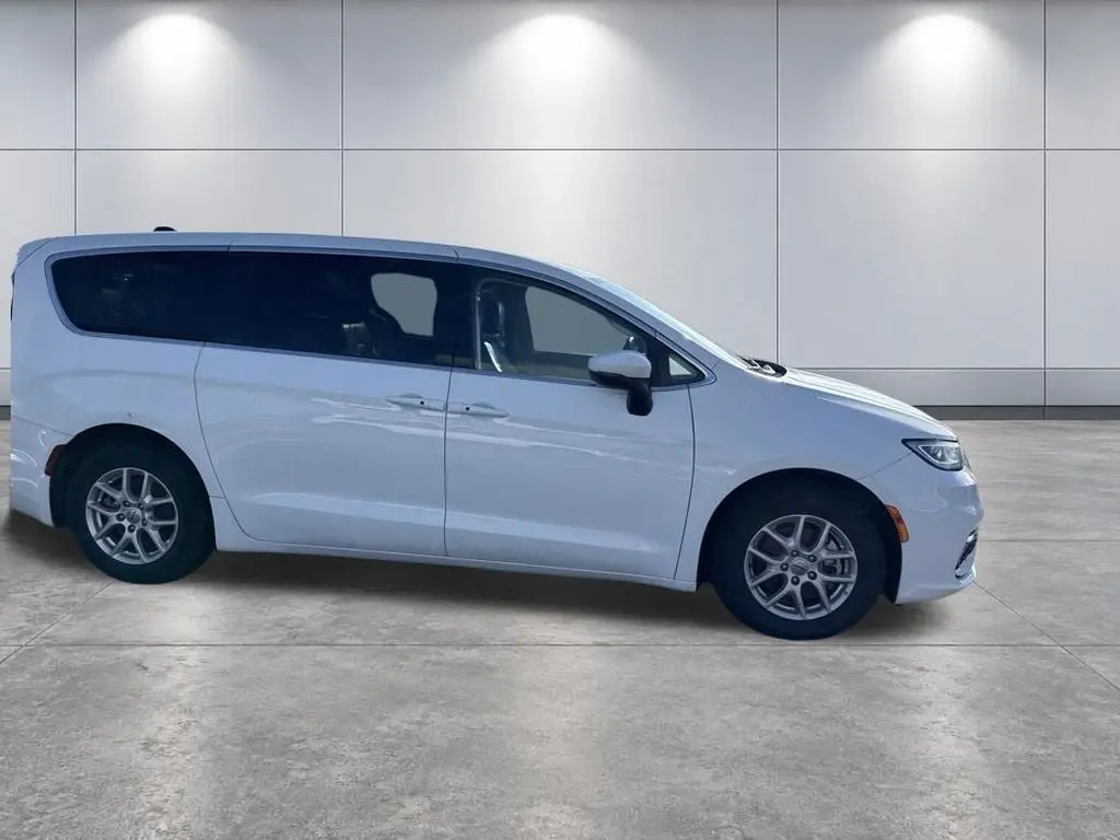 2023 Chrysler Pacifica Touring L photo 4