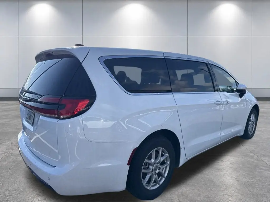 2023 Chrysler Pacifica Touring L photo 5