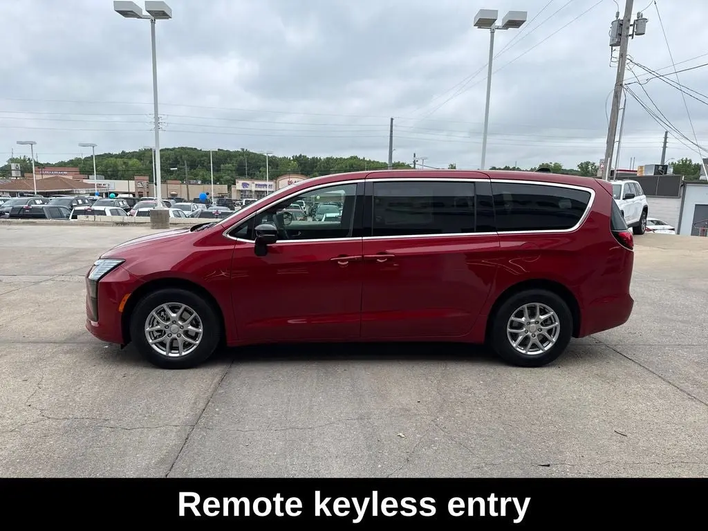 2027 Chrysler Pacifica Select photo 3