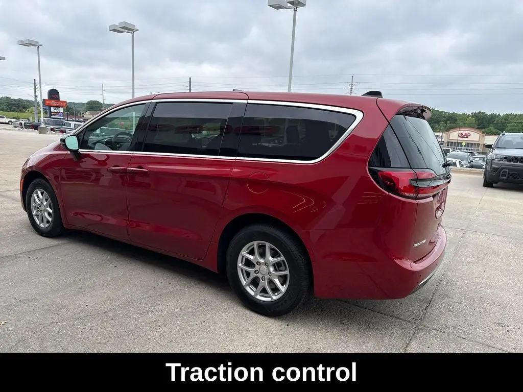 2027 Chrysler Pacifica Select photo 4