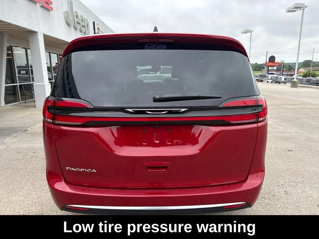 2027 Chrysler Pacifica Select photo 5