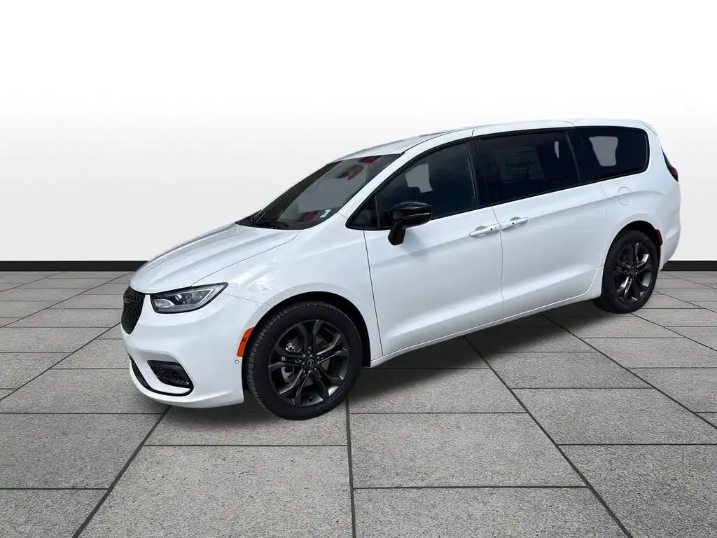 2026 Chrysler Pacifica Select's photo