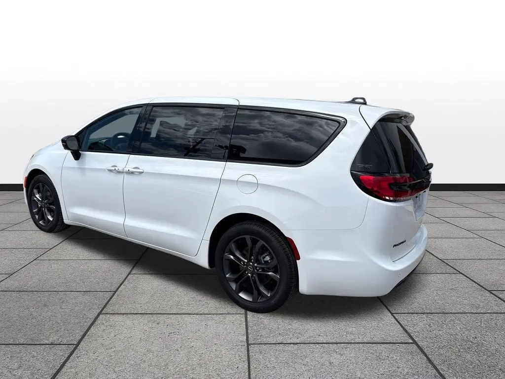 2026 Chrysler Pacifica Select photo 3