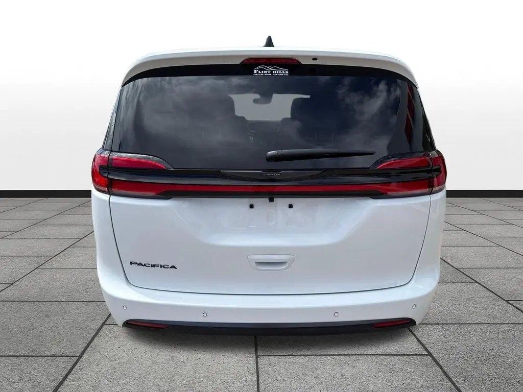 2026 Chrysler Pacifica Select photo 4