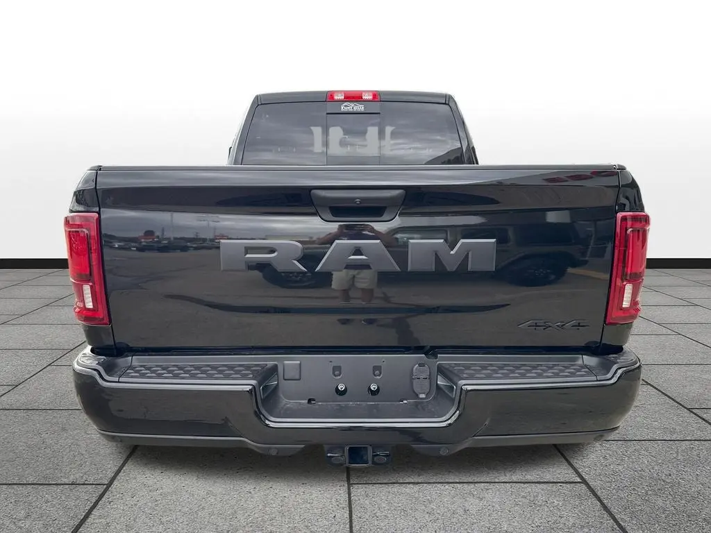 2026 RAM 2500 Tradesman/Black Express 4X4 Crew Cab SWB photo 4
