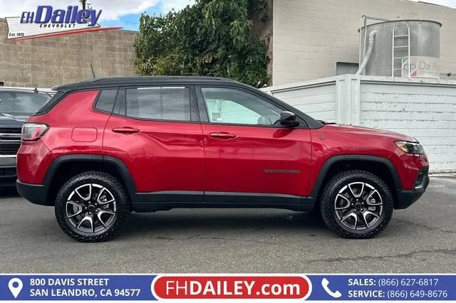 2025 Jeep Compass Trailhawk 4X4 photo 3