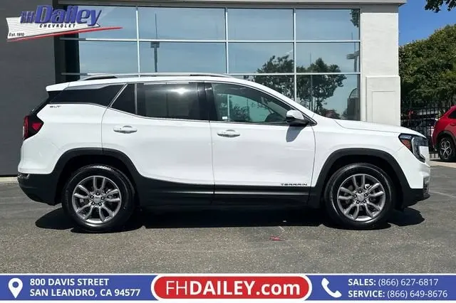 2024 GMC Terrain SLT AWD photo 3