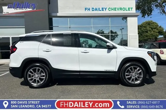2024 GMC Terrain SLT AWD photo 3