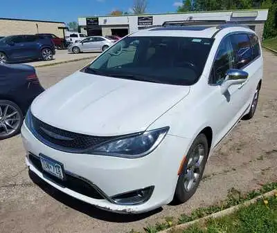 2018 Chrysler Pacifica Limited's photo