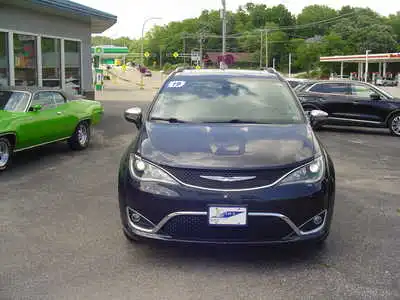 2019 Chrysler Pacifica Limited's photo