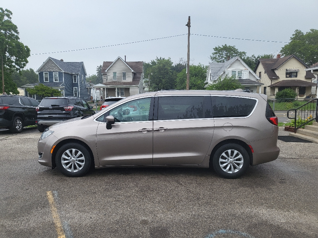2017 Chrysler Pacifica Touring photo 4