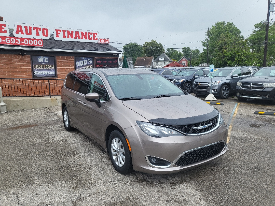 2017 Chrysler Pacifica Touring's photo