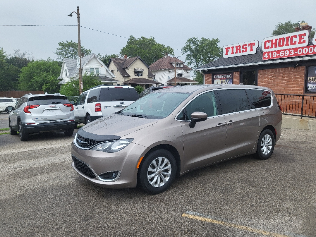 2017 Chrysler Pacifica Touring photo 3