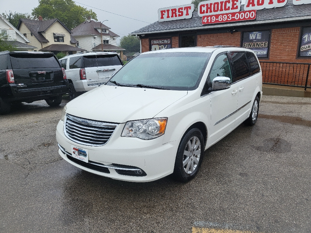 2012 Chrysler Town & Country Touring L's photo
