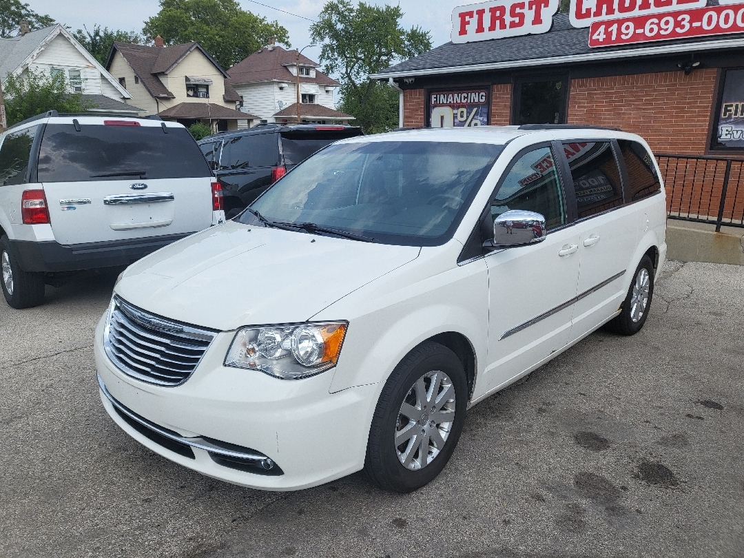 2012 Chrysler Town & Country Touring-L's photo