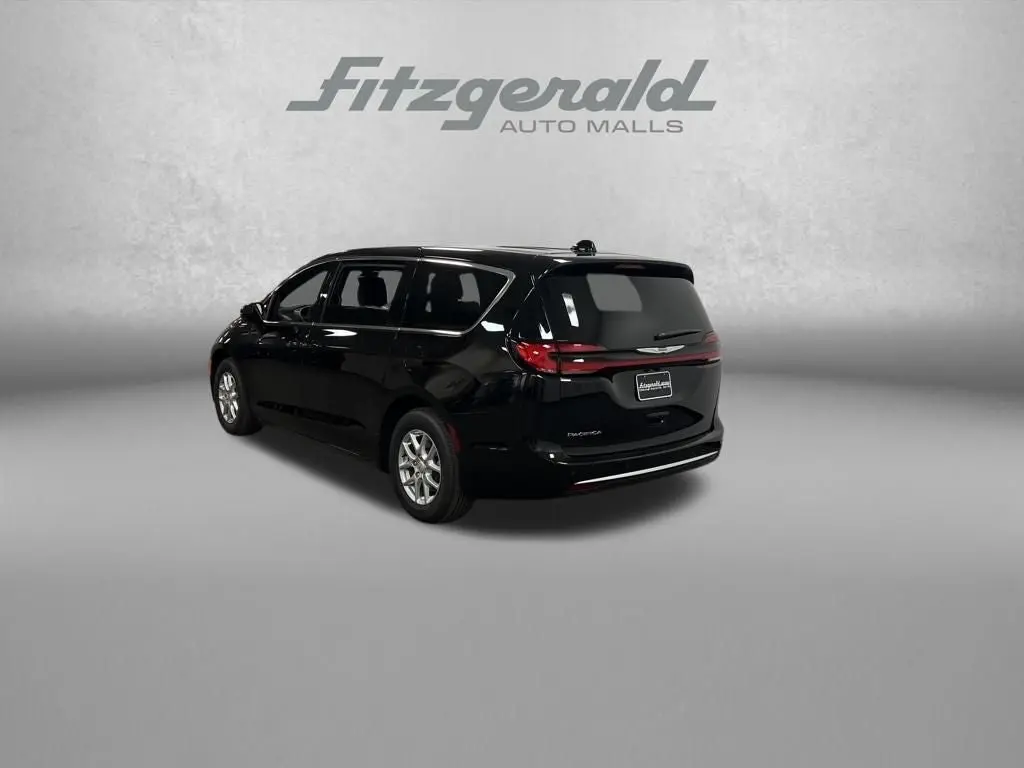 2026 Chrysler Pacifica Select photo 3