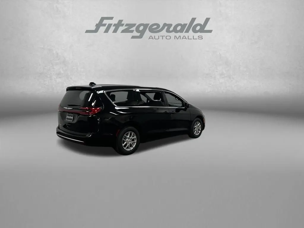 2026 Chrysler Pacifica Select photo 5