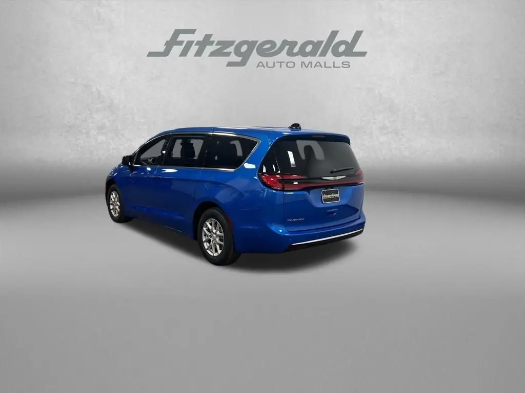 2026 Chrysler Pacifica Select photo 3