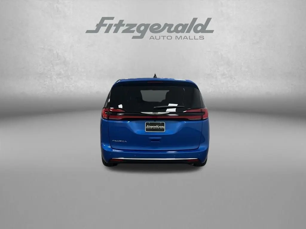 2026 Chrysler Pacifica Select photo 4