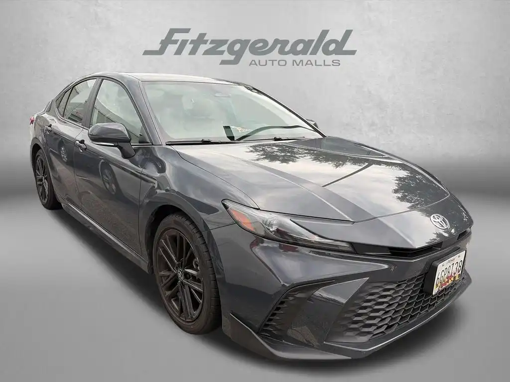 2025 Toyota Camry SE Hybrid's photo