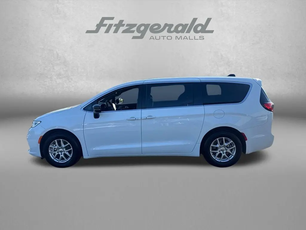 2024 Chrysler Pacifica Touring photo 3