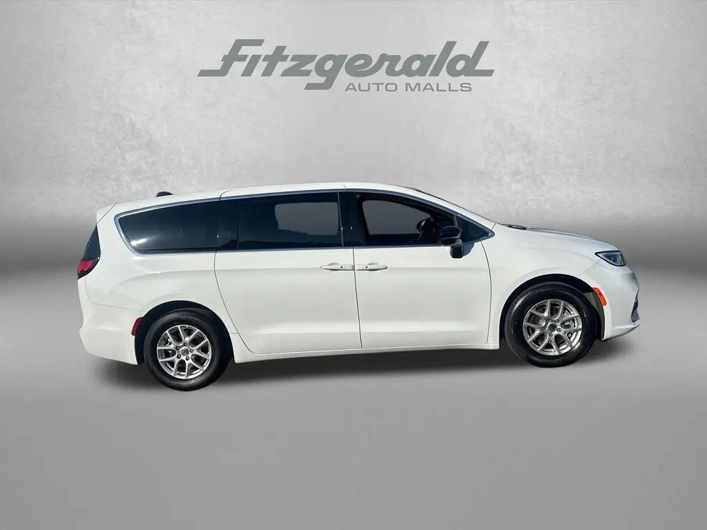 2024 Chrysler Pacifica Touring photo 4