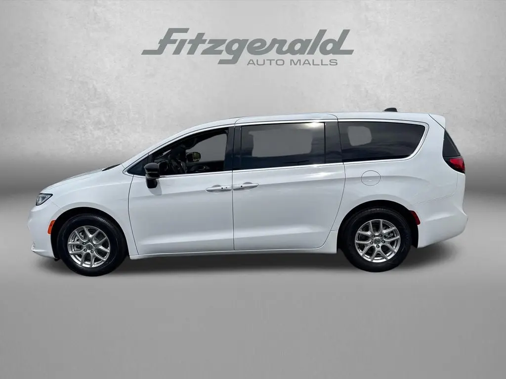 2024 Chrysler Pacifica Touring photo 3