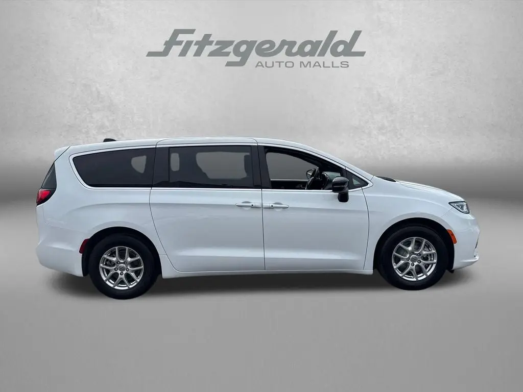 2024 Chrysler Pacifica Touring photo 4