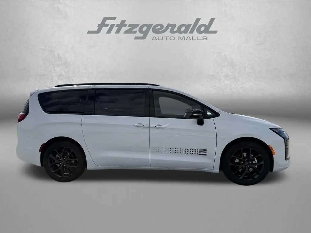 2027 Chrysler Pacifica Select photo 4