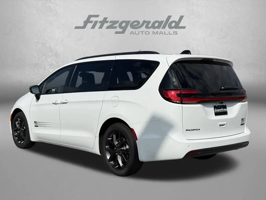 2027 Chrysler Pacifica Select photo 5