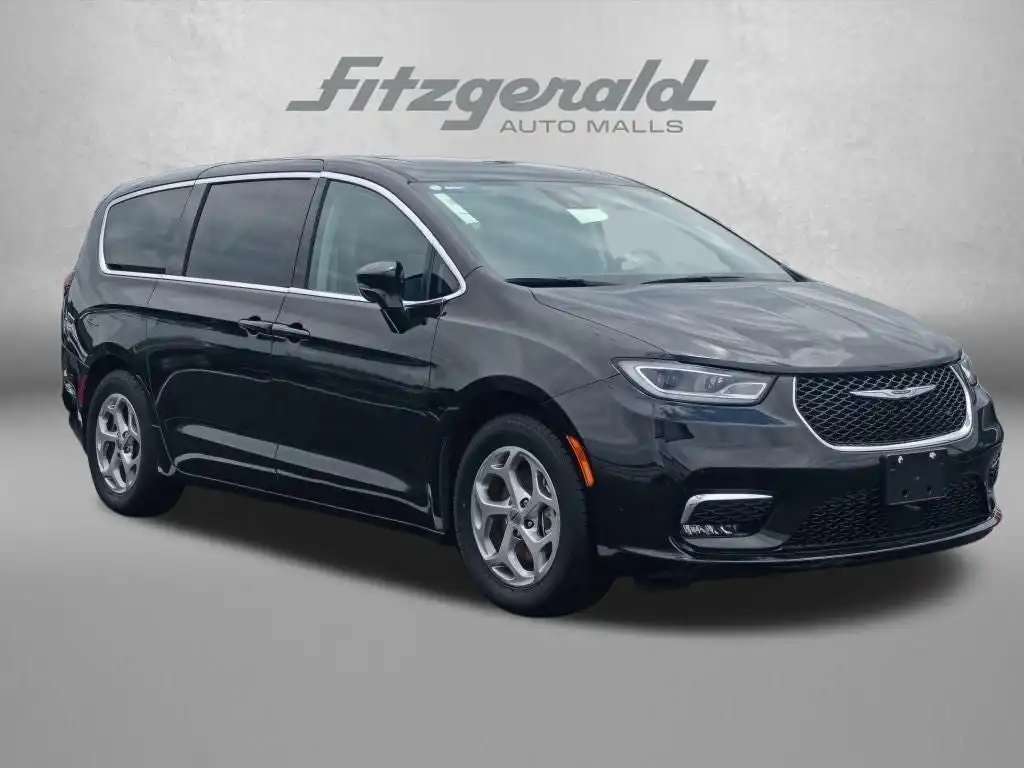 2024 Chrysler Pacifica Limited's photo