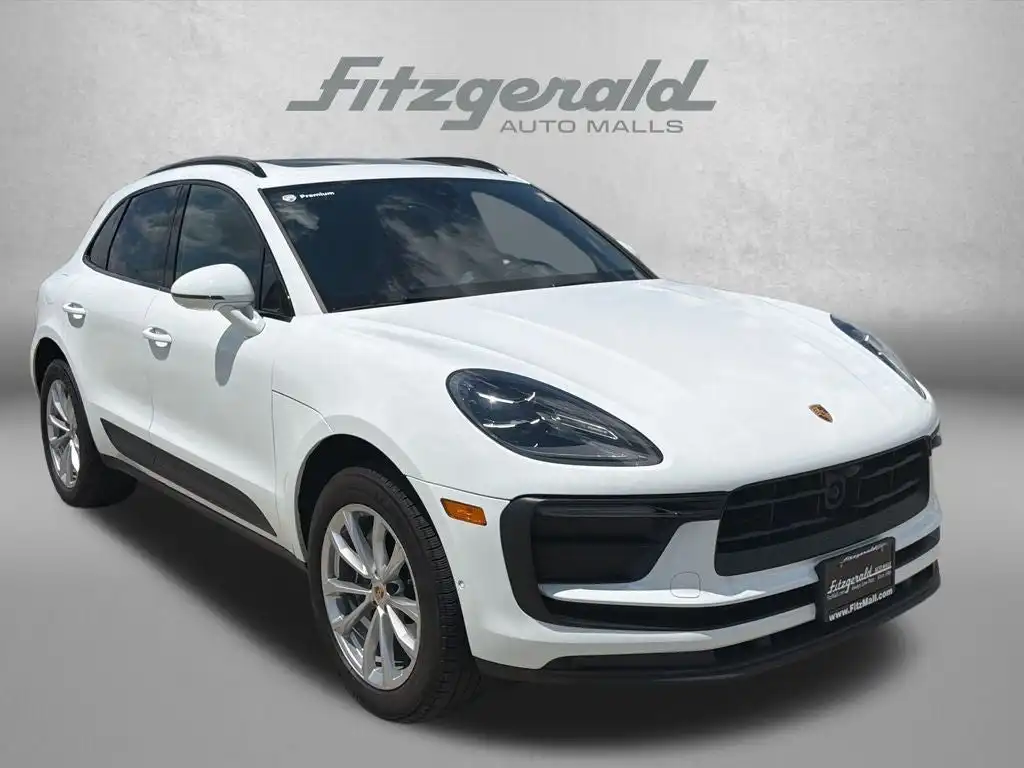 2025 Porsche Macan Base's photo