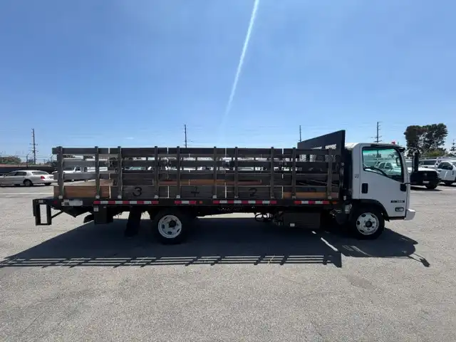 2022 Isuzu NRR's photo