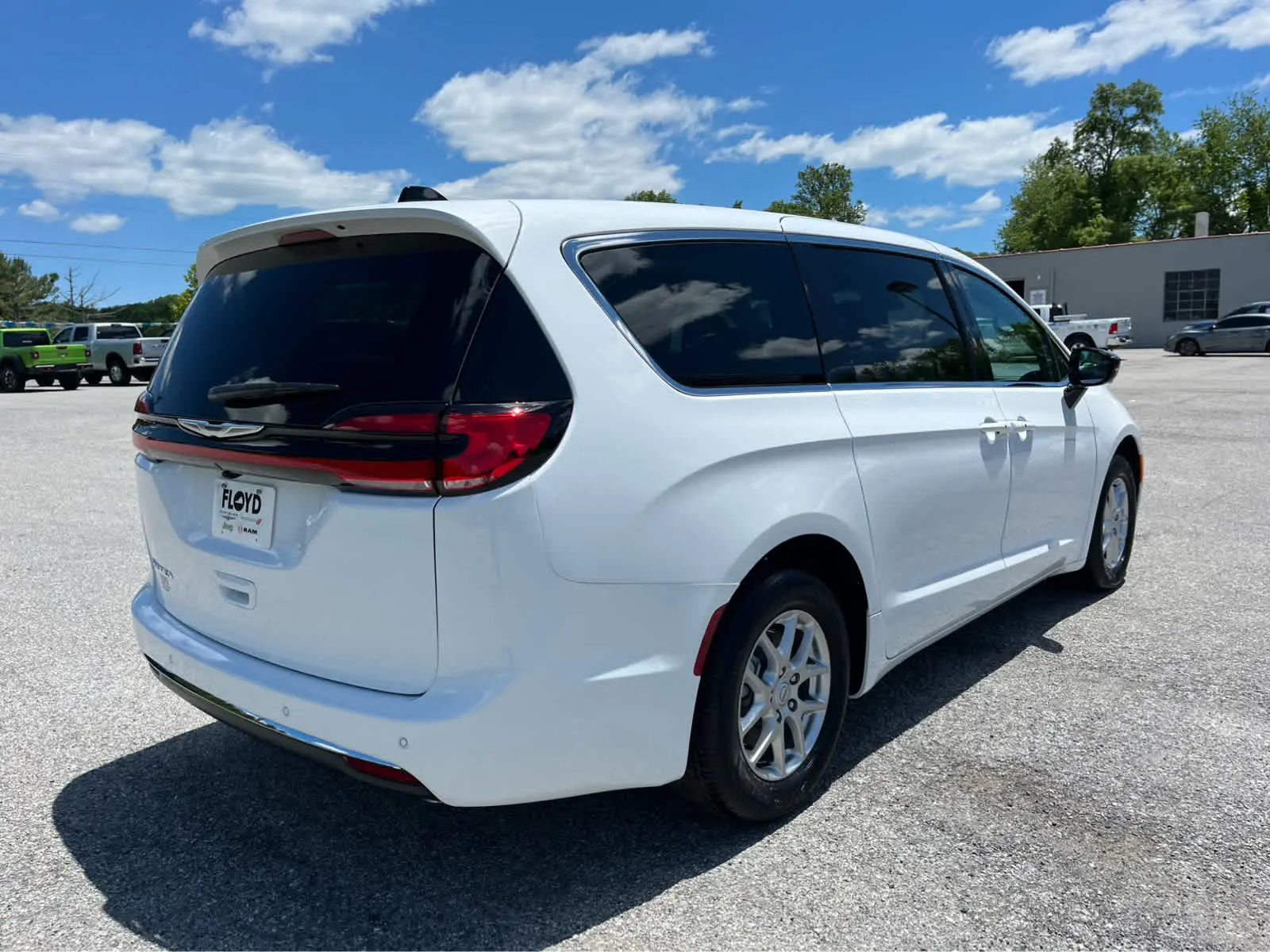 2026 Chrysler Pacifica Select photo 3
