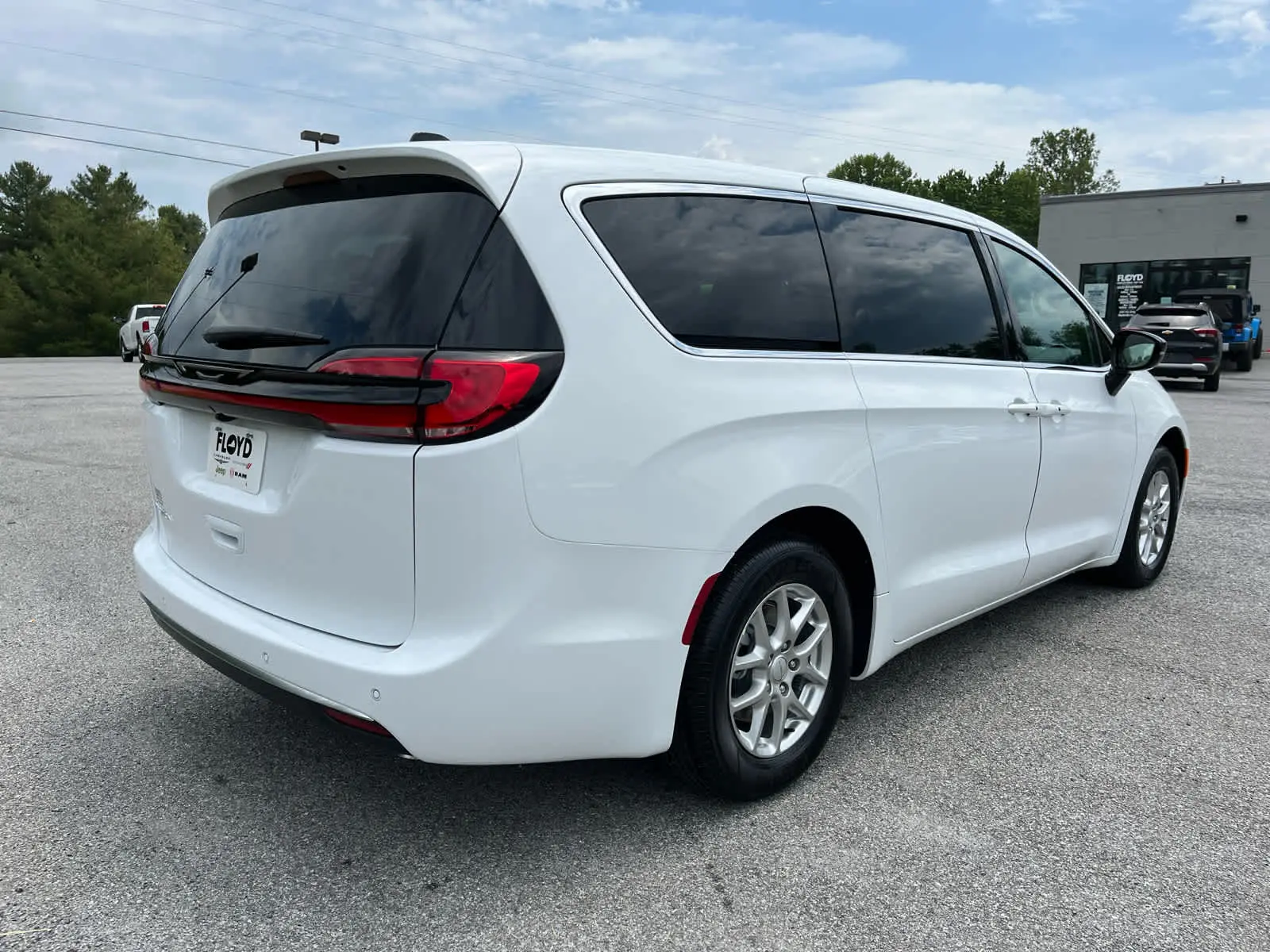 2027 Chrysler Pacifica Select photo 3