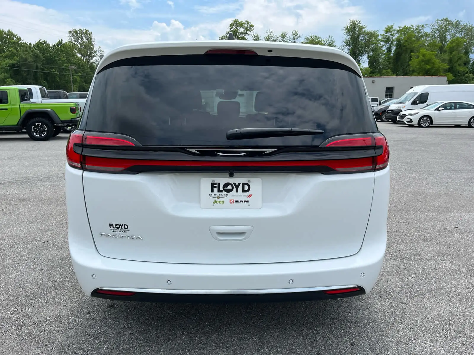 2027 Chrysler Pacifica Select photo 4