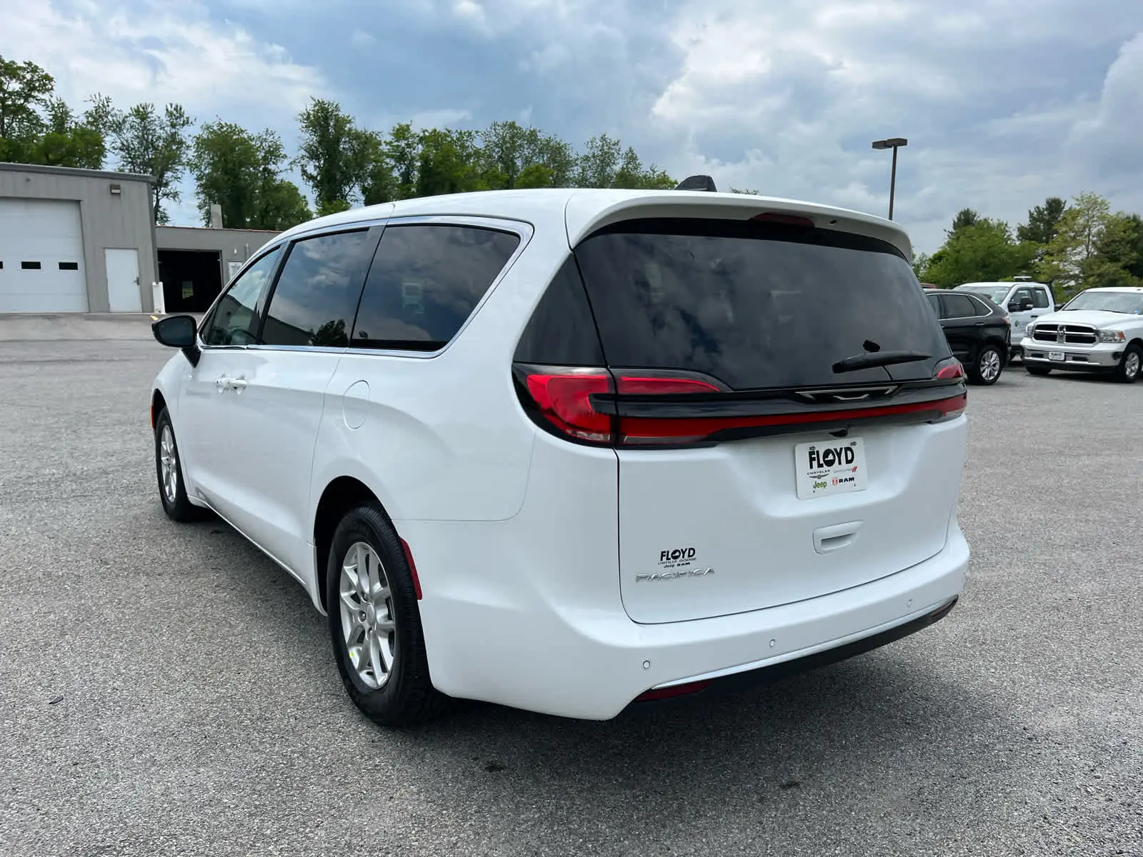 2027 Chrysler Pacifica Select photo 5