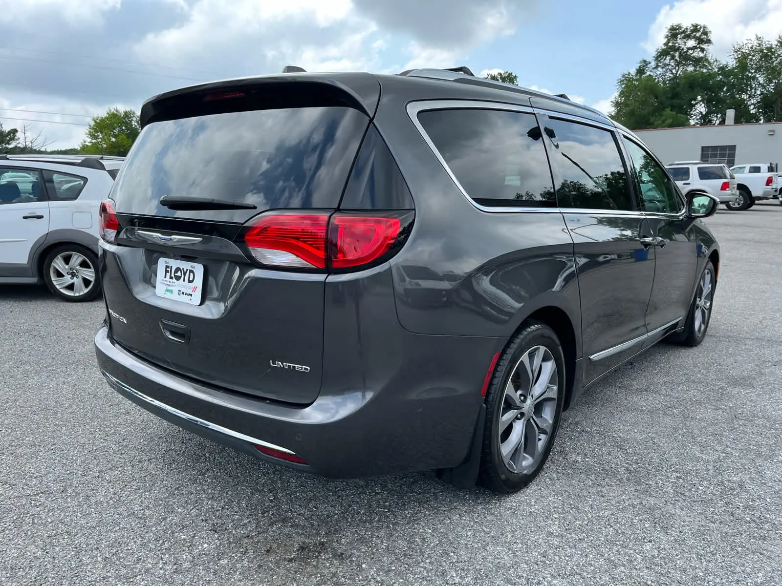 2018 Chrysler Pacifica Limited photo 3