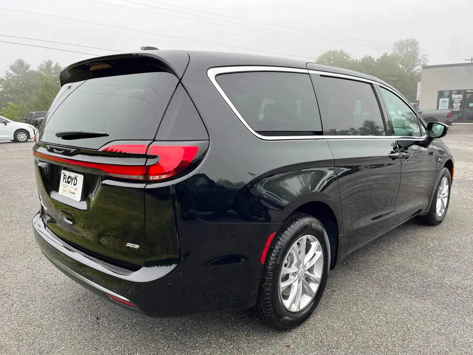 2027 Chrysler Pacifica Select AWD photo 3