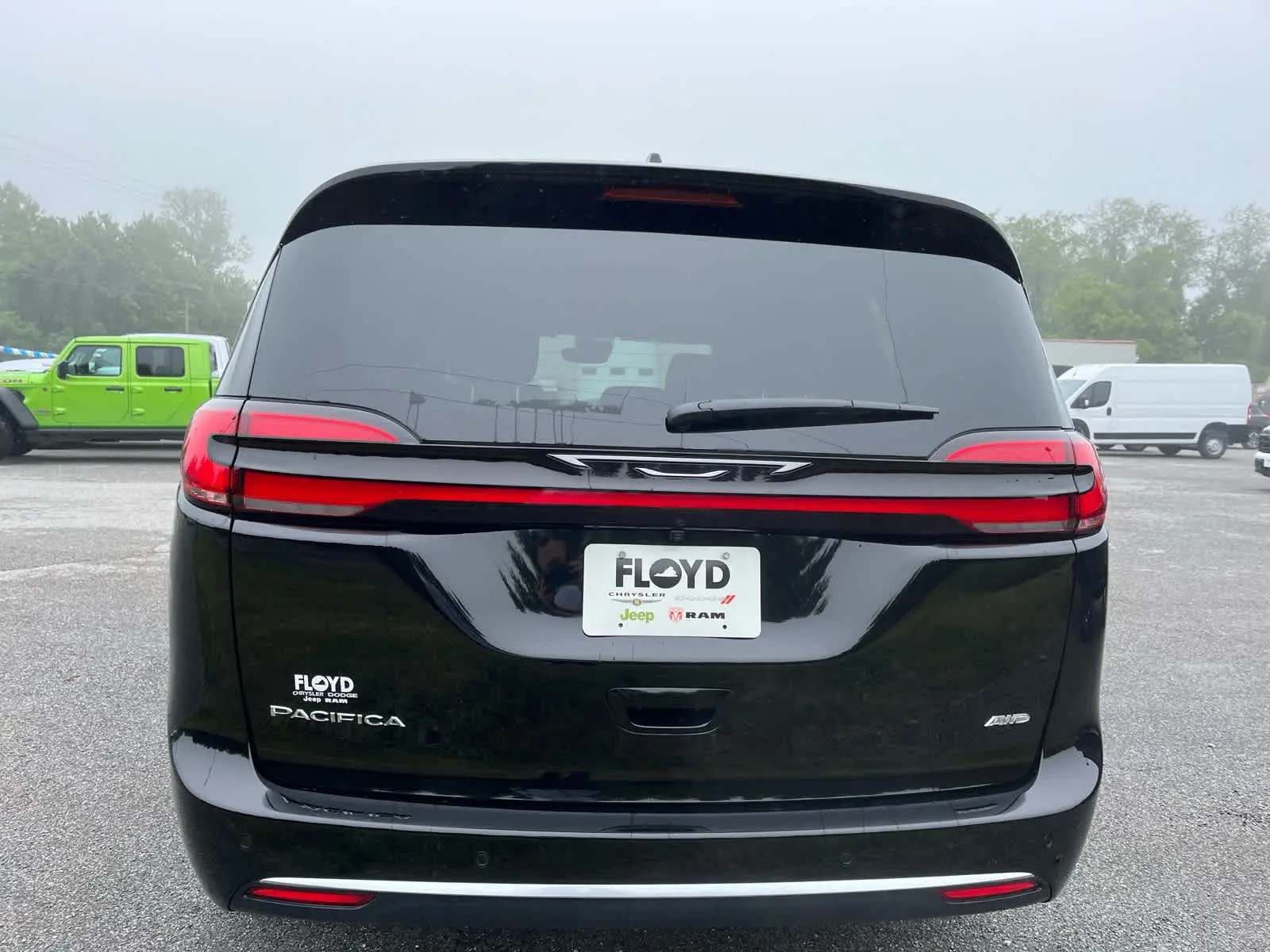 2027 Chrysler Pacifica Select AWD photo 4