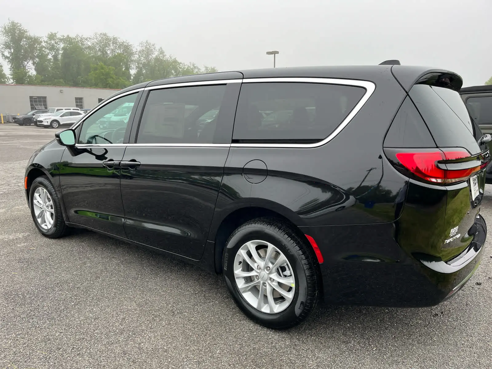 2027 Chrysler Pacifica Select AWD photo 5