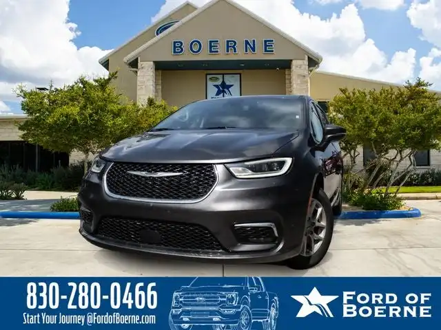 2023 Chrysler Pacifica Touring L's photo